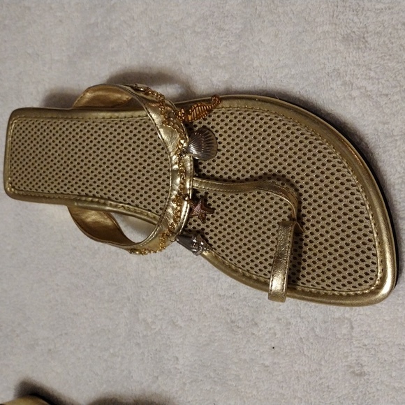 Vintage Women's, handbag and matching  toe sandal in gold. - Picture 3 of 9